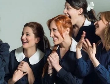 H θρυλική κωμωδία του Αλέκου Σακελλάριου «Χτυποκάρδια στο θρανίο» τον Οκτώβριο στο θέατρο Ήβη